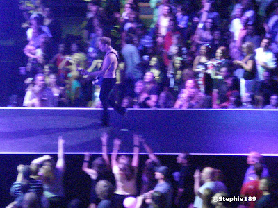 Phil Collen working his magic on the catwalk. Def Leppard, 2007!