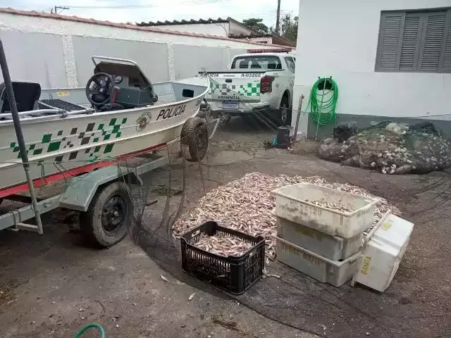 Policia Ambiental - apreensão de materiais de pesca e manjuba em período de Piracema em Iguape