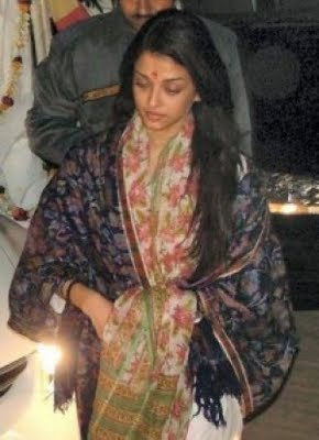 Aishwarya Rai Without makeup in woollen shawl during worship