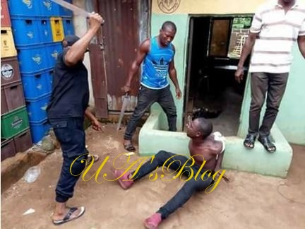 Kidnapper Caught With 2 Children In Imo, Beaten Mercilessly By Vigilante (Photos)