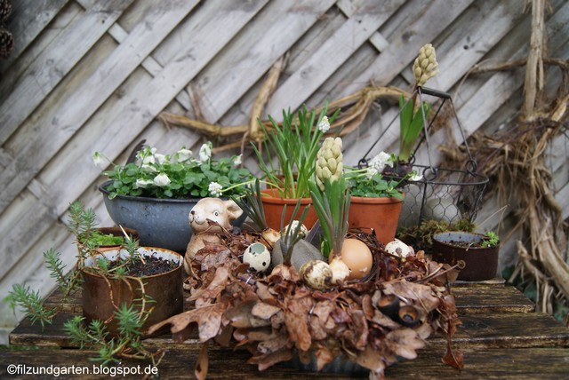 Gartentisch mit Osterdeko aus Naturmaterial