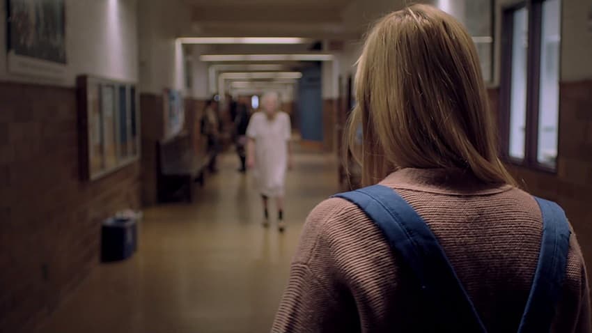 Режиссёр «Оно» (It Follows) снимет фантастический триллер про Энн Хэтэуэй, 80-е и динозавров