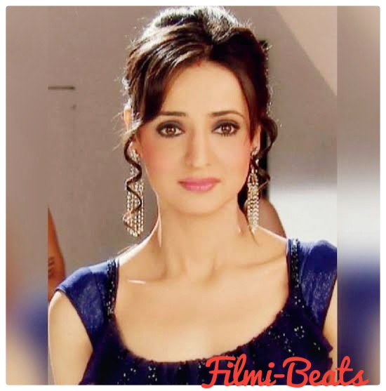 Sanaya Irani Biography and wallpapers