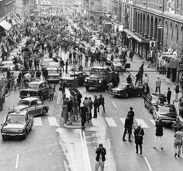 Первое утро в Швеции после того как изменили стороны движения автомобилей с левостороннего на правостороннее, 1967 г.