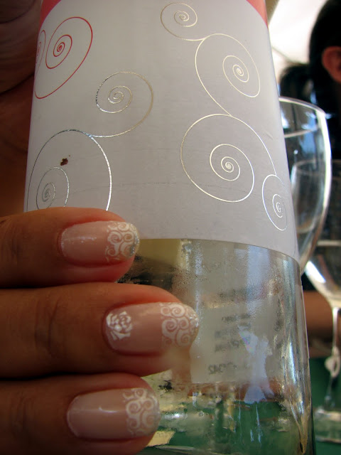 Uñas con Rosas Blancas y Espirales.