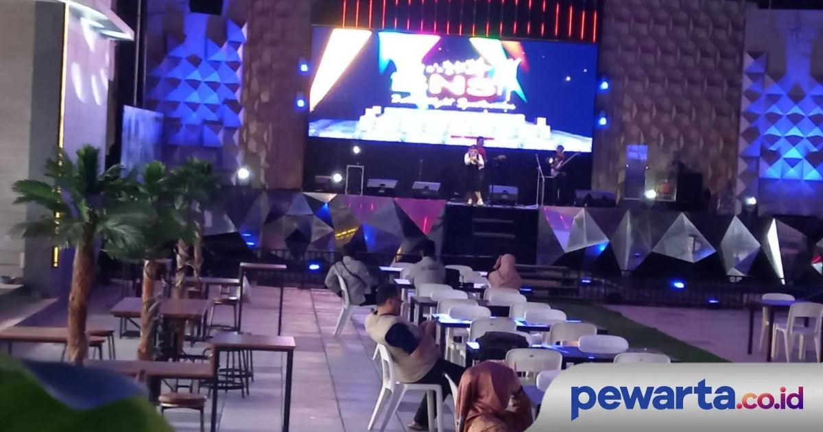 Suasana food court di BNS Food Garden berhadapan dengan panggung hiburan