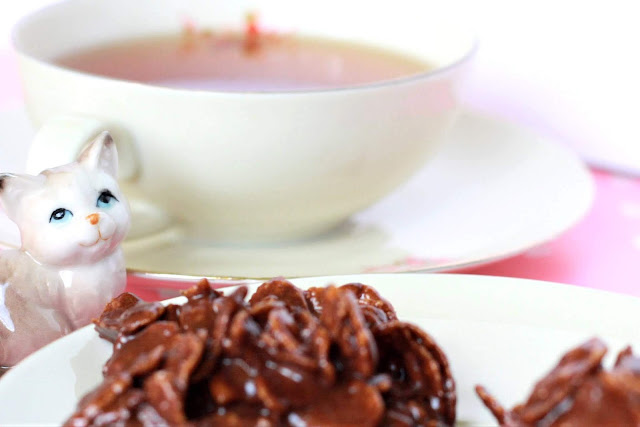 Cornflakes Schoko-Kekse mit einer Katze