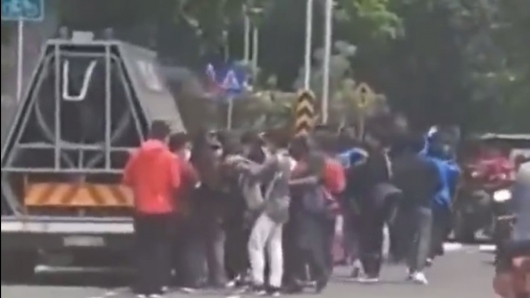 Viral Puluhan Orang Antre Pembagian Jas Almamater Samping Mobil Polisi Lalu Masuk ke Gedung DPR