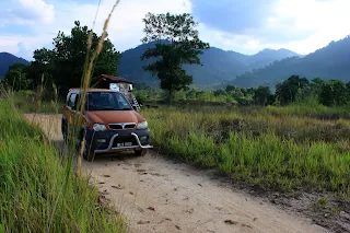 Gambar kenderaan pacuan empat roda Perodua Kembara yang merupakan kenderaan pejabat Felda Sungai Lui meredah laluan di sekitar kawasan lombong