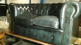 divano chesterfield blu