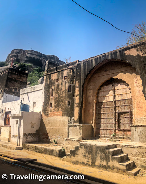 However, one surprise was still waiting for us when we got back to our car. The building we had parked our car next to turned out to be the amazing Char Chowk Haveli. It looks dilapidated on the outside, but apparently is very interesting from the inside. It has four courtyards (hence the name Char Chowk) and over 150 rooms. It has frescos and several artefacts from two centuries ago. The current owner lives inside the Haveli with his wife. Here's an interesting vlog that will leave you mesmerized: