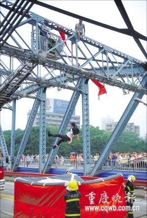 Chen Fuchao Pushed Off Haizhu Bridge Picture 4