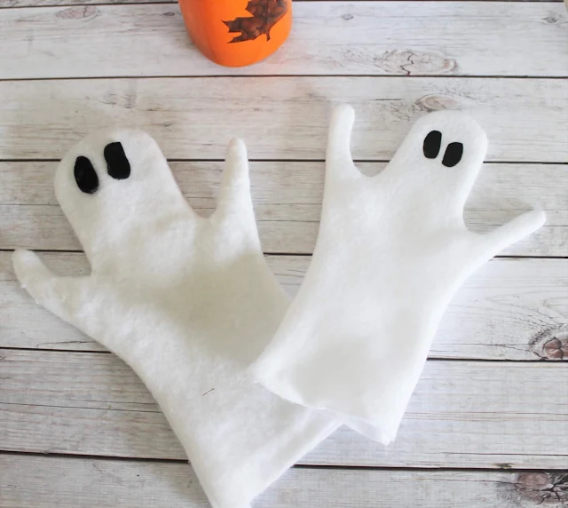 Step by step tutorial and video on how to make your own felt ghost puppets for Halloween and fall puppet shows.  Great for toddlers, preschool and school age children.