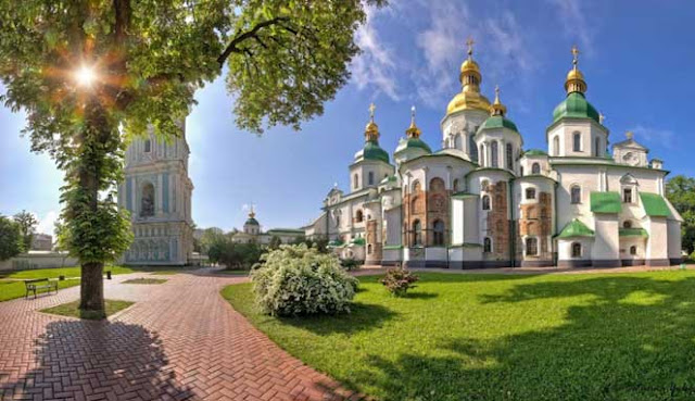 adalah salah satu negara terbesar di Eropa yang mempunyai banyak kawasan wisata menarik untu 10 TEMPAT WISATA TERBAIK DI UKRAINA