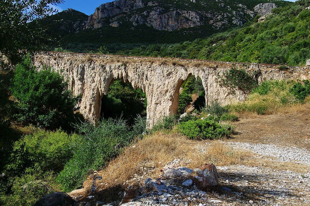 Loukous aqueduct