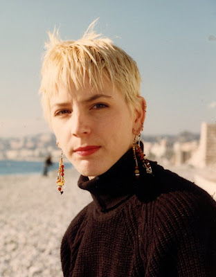 around 25 in Nice France very Annie Lenox or billy idol 1990