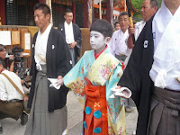 お稚児さんと左はお父さんと右祖父。