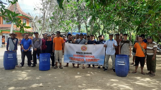 Kepedulian Karangtaruna Desa Jepitu Terhadap Lingkungan Dengan Memberikan Batuan Tong Sampah Dan Bersih-bersih Pantai