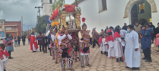 Karfreitag, in der Pfarrei San Pedro de Macha. Nicht einmal der Regen konnte den Glauben der Menschen stören. Ich verspreche Euch tiefe Einblicke in die Pfarrei San Pedro de Macha Bolivien. Ein Bilderbuch des Glaubens in den Bergen Boliviens.