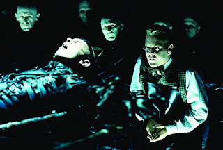 Kiefer Sutherland y Richard O'Brien en una escena de Dark City