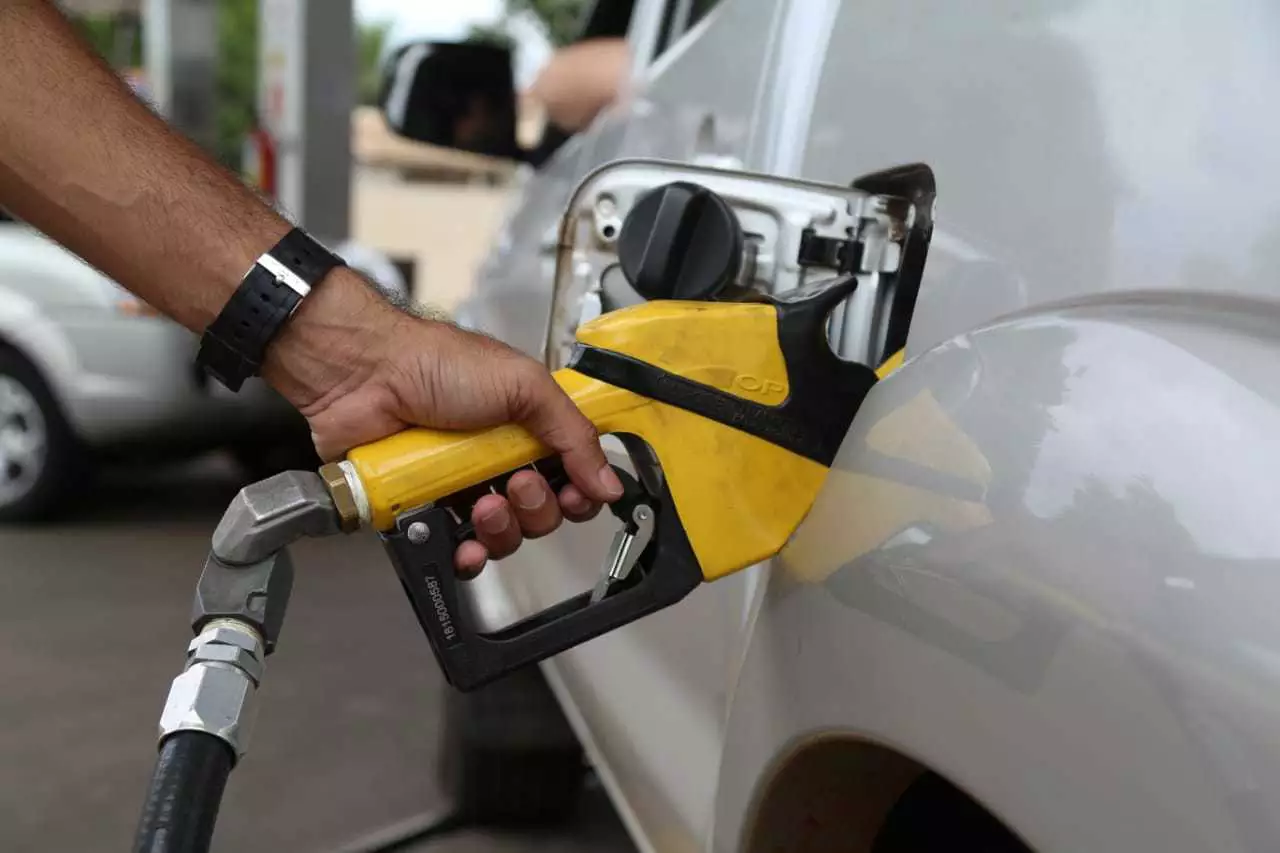 Preço do diesel e da gasolina nas refinarias sobe até 5% a partir desta terça