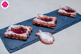 Biscuits à la poudre de biscuits roses de Reims fourrés à la confiture