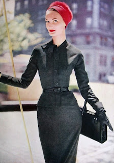 Boneca de papel feminina no estilo dos anos 40-50 em roupa interior