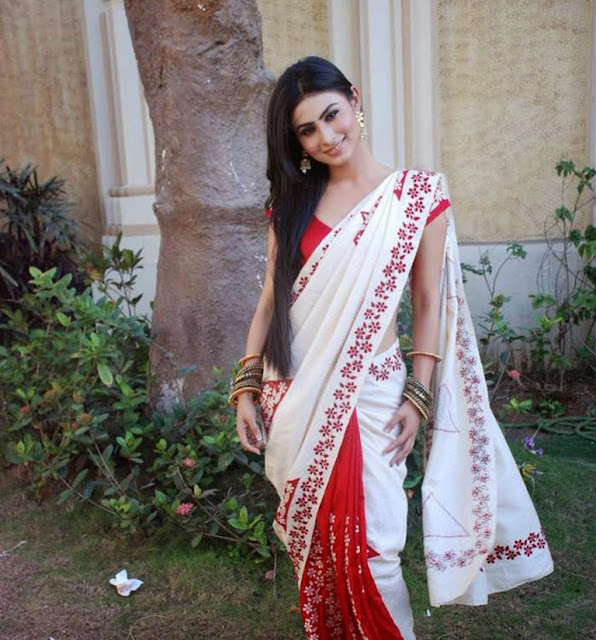 mouni-roy-in-white-red-saree