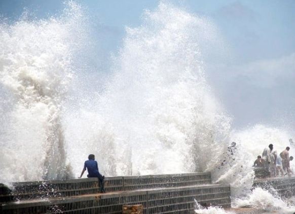 سمندری طوفان کا کراچی سے فاصلہ کم ہوکر 230 کلو میٹر رہ گیا