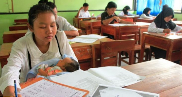 Masya Allah! Kisah Seorang Gadis Ke-Sekolah Sambil Gendong Bayinya, Jadi Perhatian Di Media Sosial | Ternyata Begini Kisah Sebenarnya...