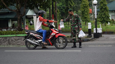     Saat Pendemi Covid-19, Begini Gaya Ngabuburit Ala Yonarmed 12 Kostrad  