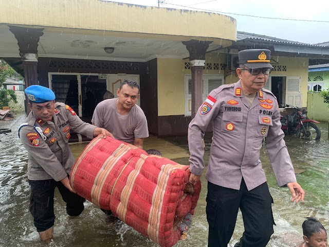 Kapolresta Tanjungpinang Perintahkan Jajaran Bantu Evakuasi Warga Yang Terdampak Banjir ROB Di Kota Tanjungpinang