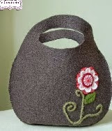 http://www.paneamoreecreativita.it/blog/2011/01/borsa-in-feltro-con-cartamodello-e-tutorial/