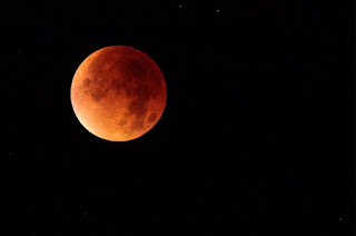 http://vnoticia.com.br/noticia/2979-eclipse-total-da-lua-ocorre-hoje-veja-dicas-para-acompanhar