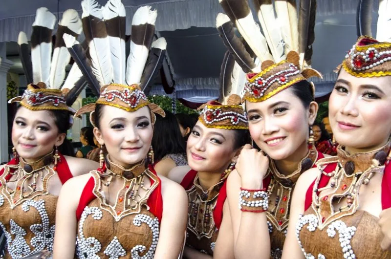 Jenis Baju Adat Kalimantan Barat Dengan Keunikannya Budayanesia - Baju adat kalimantan barat