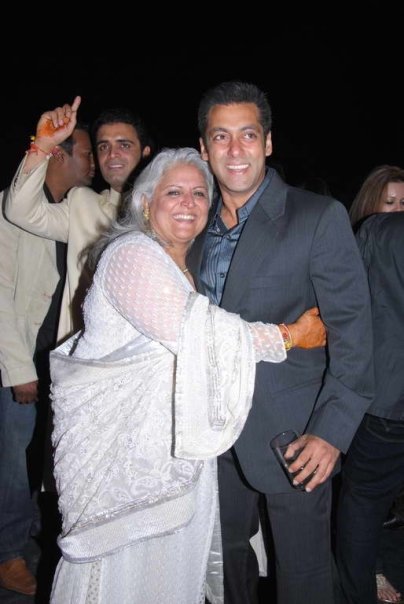 [Salman+Khan+@+Beena+Kak's+son's+post-wedding+party8.jpg]