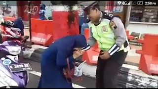 Viral Emak2 Gigit Tangan Polisi Di Kudus...Gemes Kali Ya 😂