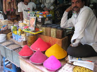 spalvoti kaubureliai turguje indija