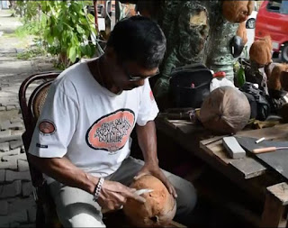 Di tangan Zainal inilah buah kelapa yang sudah tua dan tidak diolah menjadi makanan diubah menjadi seni ukir wajah. Warga Jalan Dobi, Kelurahan Berok Nipah, Kecamatan Padang Barat, Kota Padang, Sumatra Barat ini, setiap hari menghabiskan waktunya untuk mengukir buah kelapa menjadi aneka wajah binatang, seperti monyet, kura-kura, panda hingga tupai. Published on Aug 7, 2016.