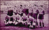 REAL VALLADOLID DEPORTIVO. Temporada 1949-50. Ayala (masajista), Babot, Lesmes I, Saso, Vaquero, Coque y Revuelta. Rafa, Aldecoa, Lasala, Lesmes II  y Ortega. REAL MADRID C. F. 1 REAL VALLADOLID DEPORTIVO 1. 04/12/1949. Campeonato de Liga de 1ª División, jornada 13. Madrid, estadio Chamartín. GOLES: 0-1: 1’, Vaquero. 1-1: 28’, Pahiño.