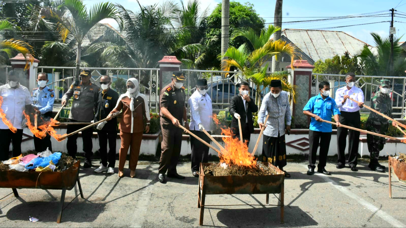 Pemusnahan barang bukti tindak pidana di halaman Kejaksaan Negeri Kota Langsa, Rabu (23/11/2022).