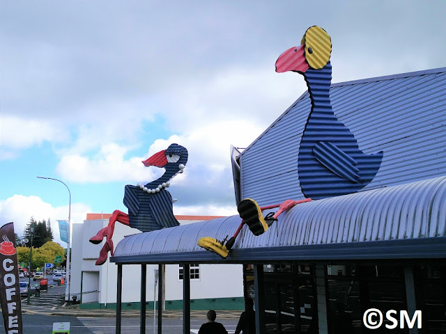 Photo d'enseigne d'un café avec des pukeko en tôle Tirau Nouvelle-Zélande