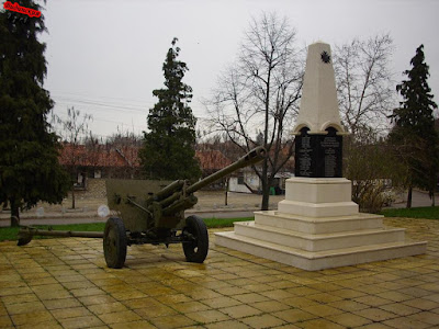 Паметник на загиналите във войните - гр. Грамада