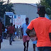 Haitianos apedrean compatriotas intentaron cruzar camiones hacia su territorio por la puerta cerrada en Dajabón