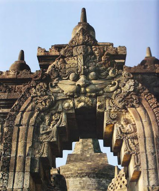 Một "Kalas" có nghĩa là thời gian, là một cổng nằm trên các tầng khác nhau của ngôi đền nơi du khách có thể "đi xuyên qua thời gian".