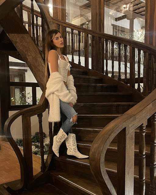 Isabella Castiblanco – Most Beautiful Transgender Women Fashion Stylish corset Tops and Ripped Jeans