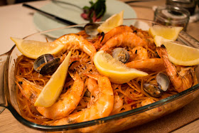 Spanish style toasted spaghetti with prawns and clams | Svelte Salivations