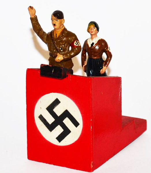 Figurine cu Eva Broun si Hitler