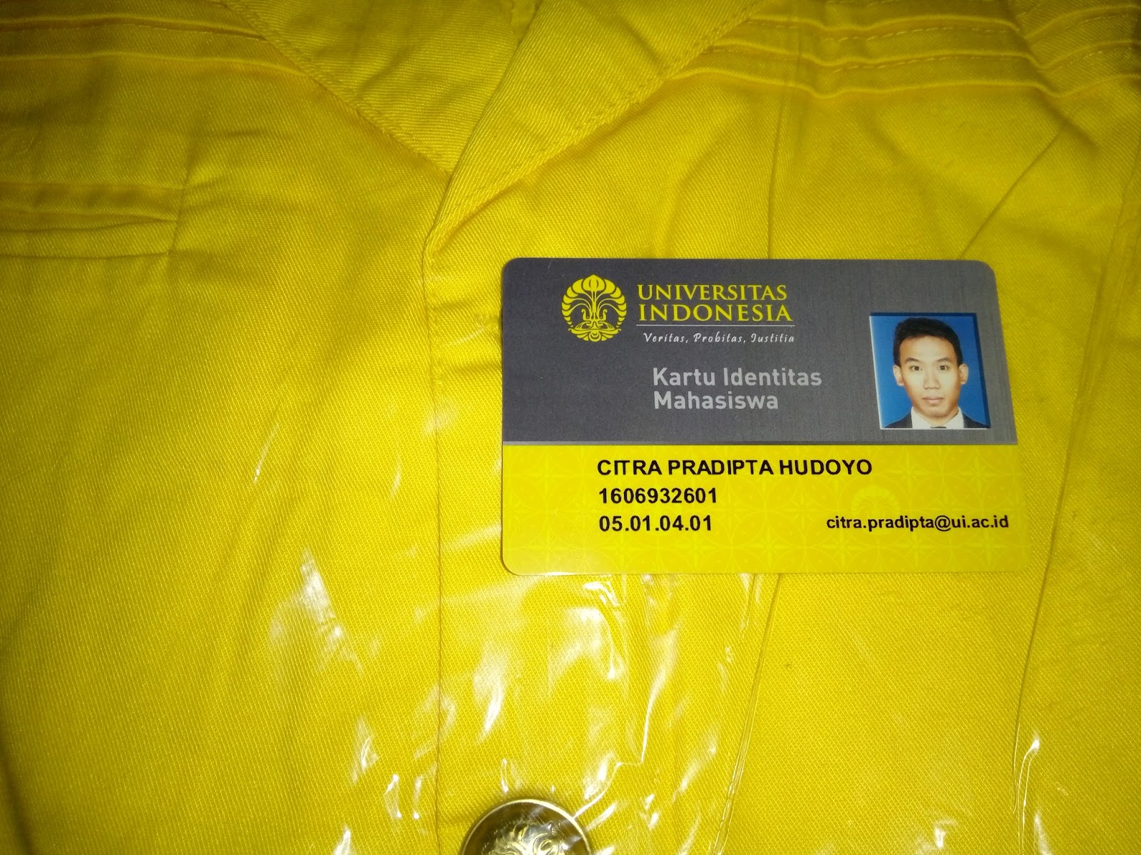 Jaket Almamater Kuning dan Kartu Identitas Mahasiswa UI sumber Foto Pribadi
