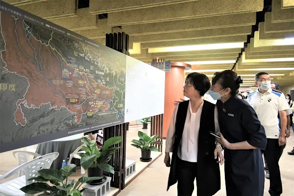 ▲慈濟志工劉桂梅師姐現場向彰化縣長王惠美介紹解說。（記者林明佑翻攝）